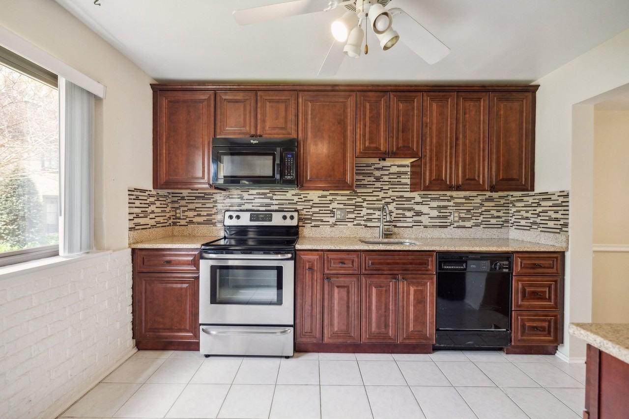 2832 Jermantown Rd - Photo 6 of 37