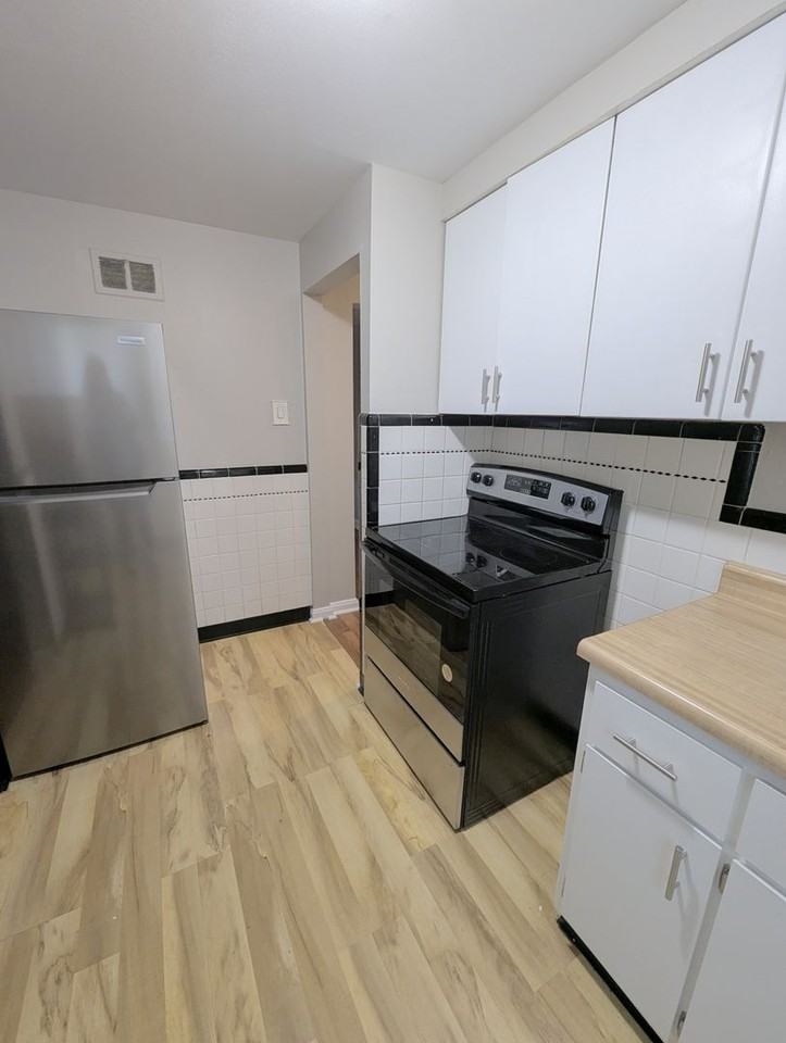 1932 N Hanley Rd - Photo 2 of 11