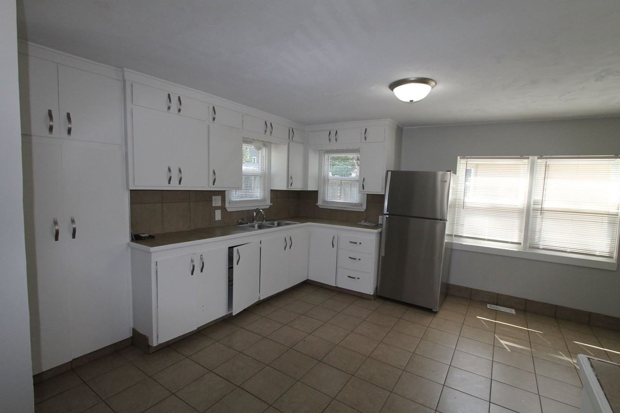 5041 S 39th St - Photo 3 of 33