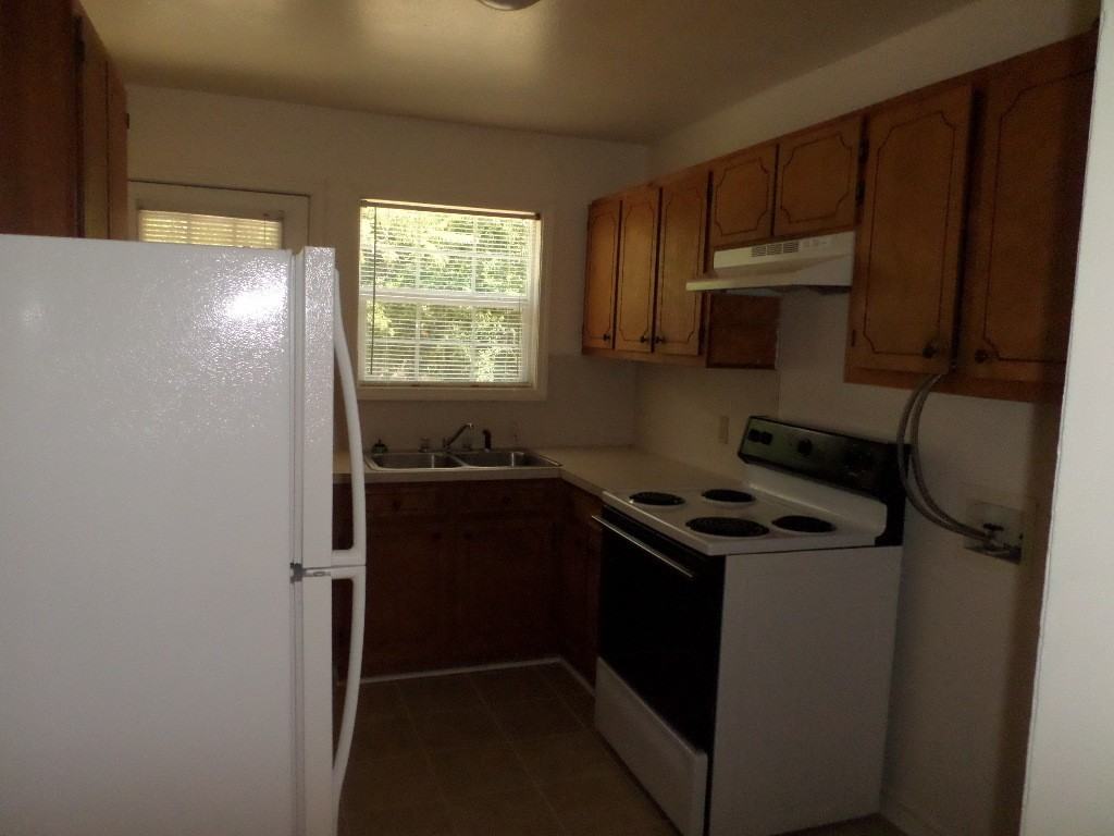 1811 Poage Ave - Photo 2 of 19