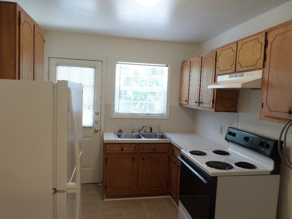 1811 Poage Ave - Photo 3 of 19