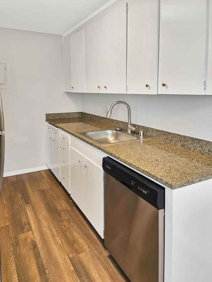 1002 N J St #14 - Photo 4 of 16