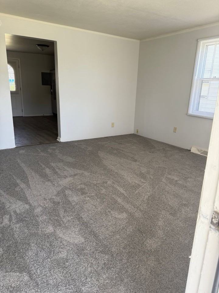 2122 E Riverside Dr - Photo 2 of 11