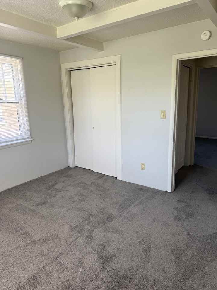 2122 E Riverside Dr - Photo 3 of 11