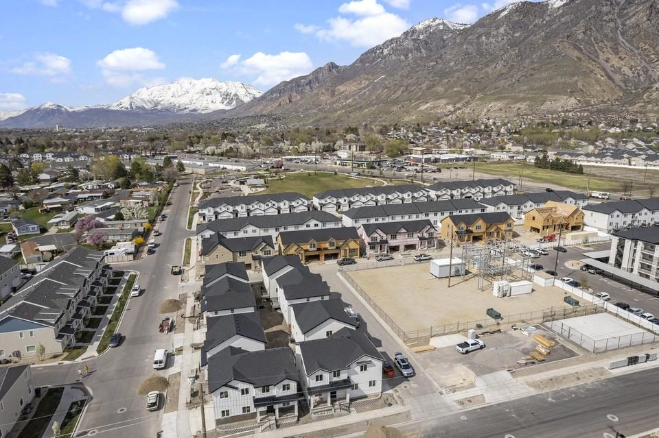 1093 E 1320 S - Photo 3 of 29