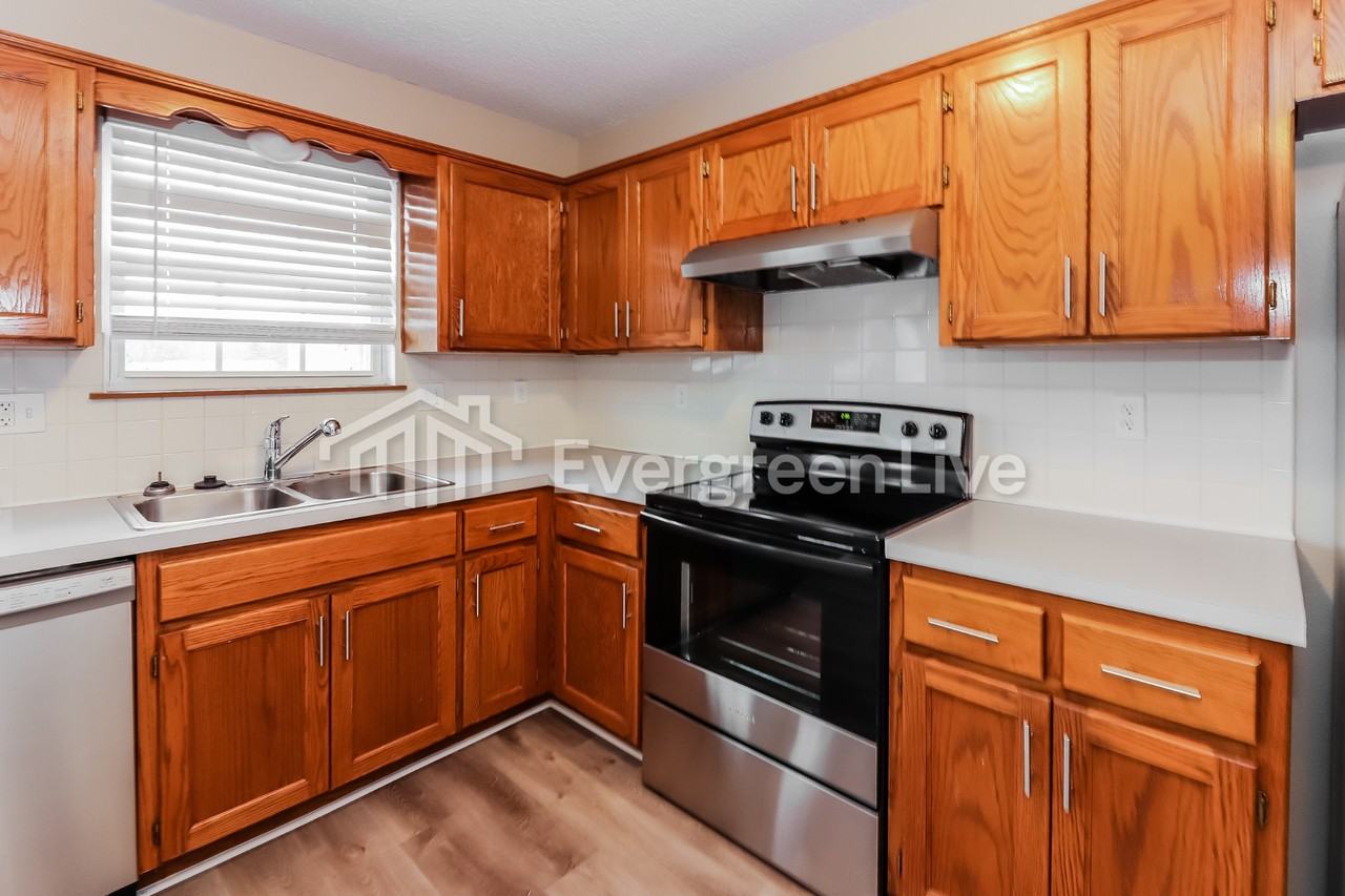1501 Hawthorn Cir - Photo 6 of 15