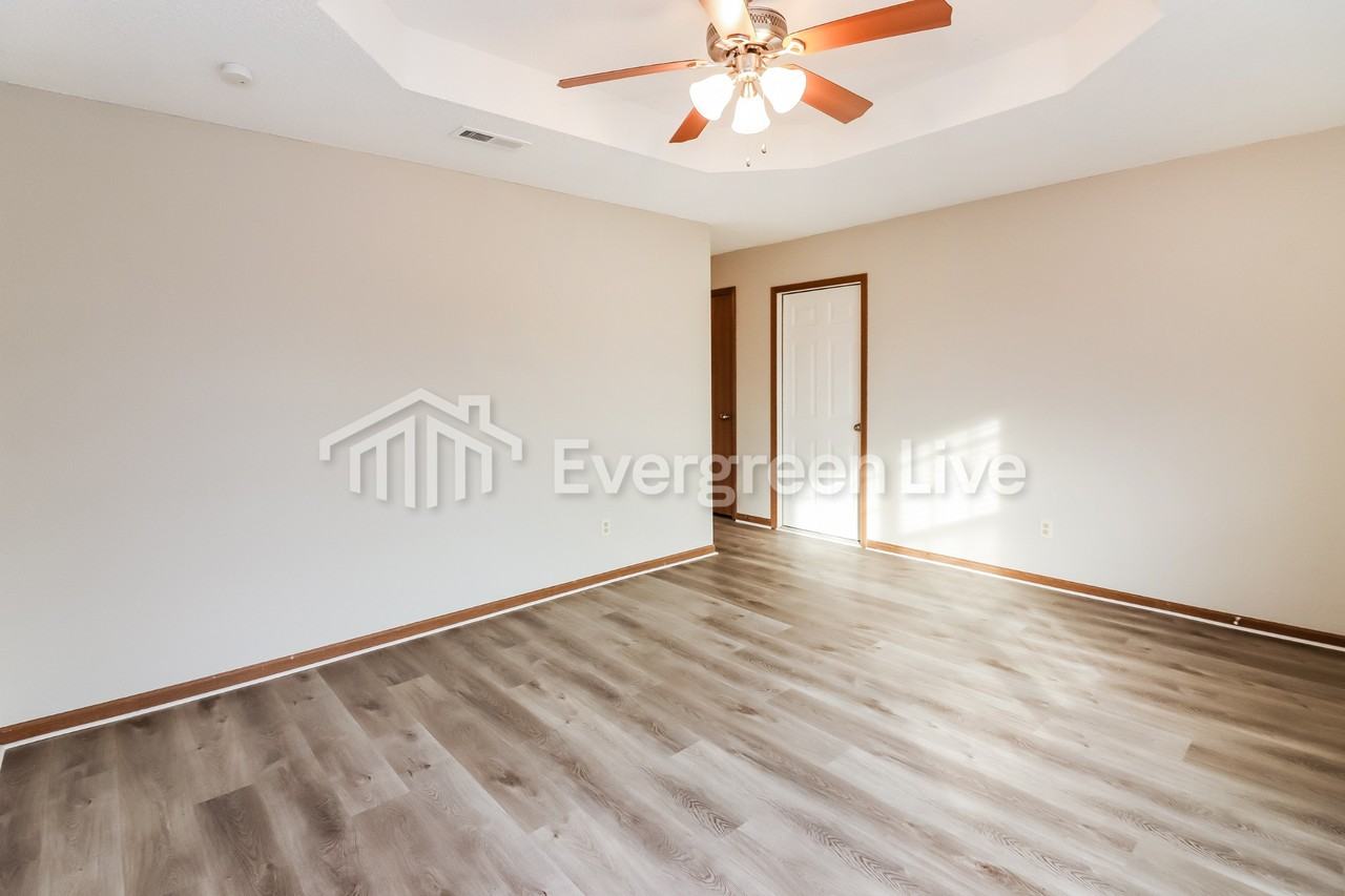 1501 Hawthorn Cir - Photo 5 of 15