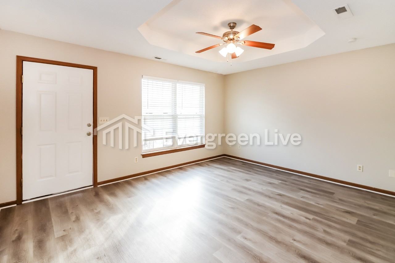 1501 Hawthorn Cir - Photo 4 of 15