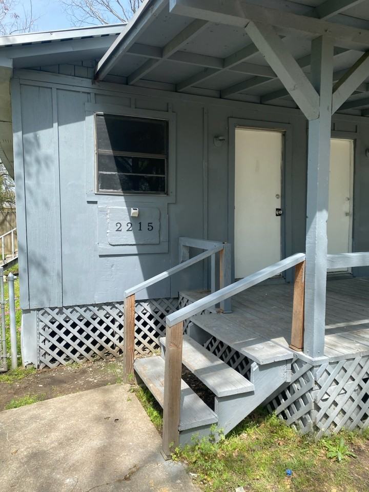 2215 E 11th St #NA - Photo 2 of 6