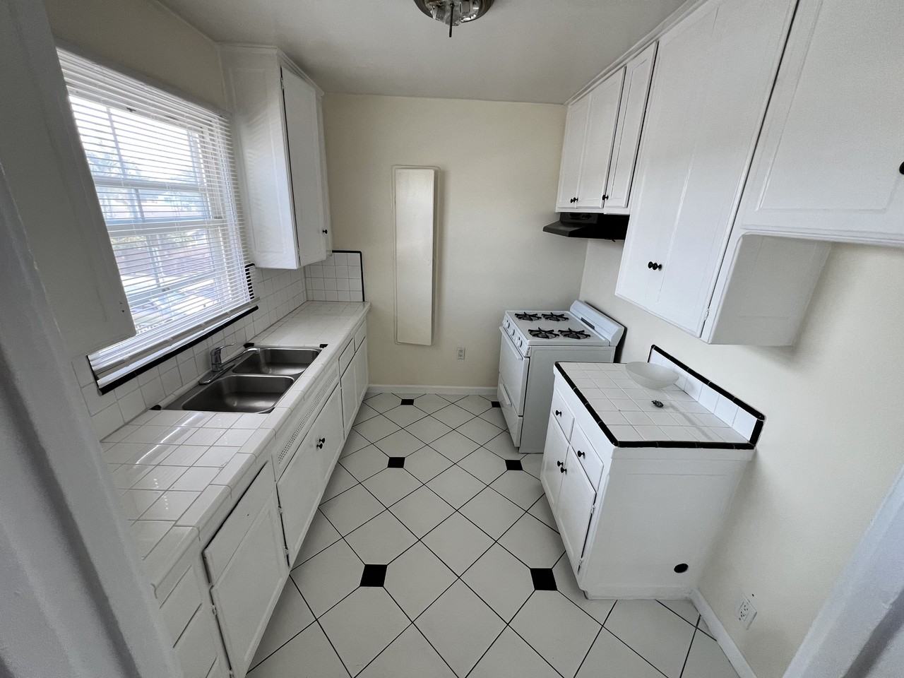3927 W 105th St #C - Photo 4 of 21