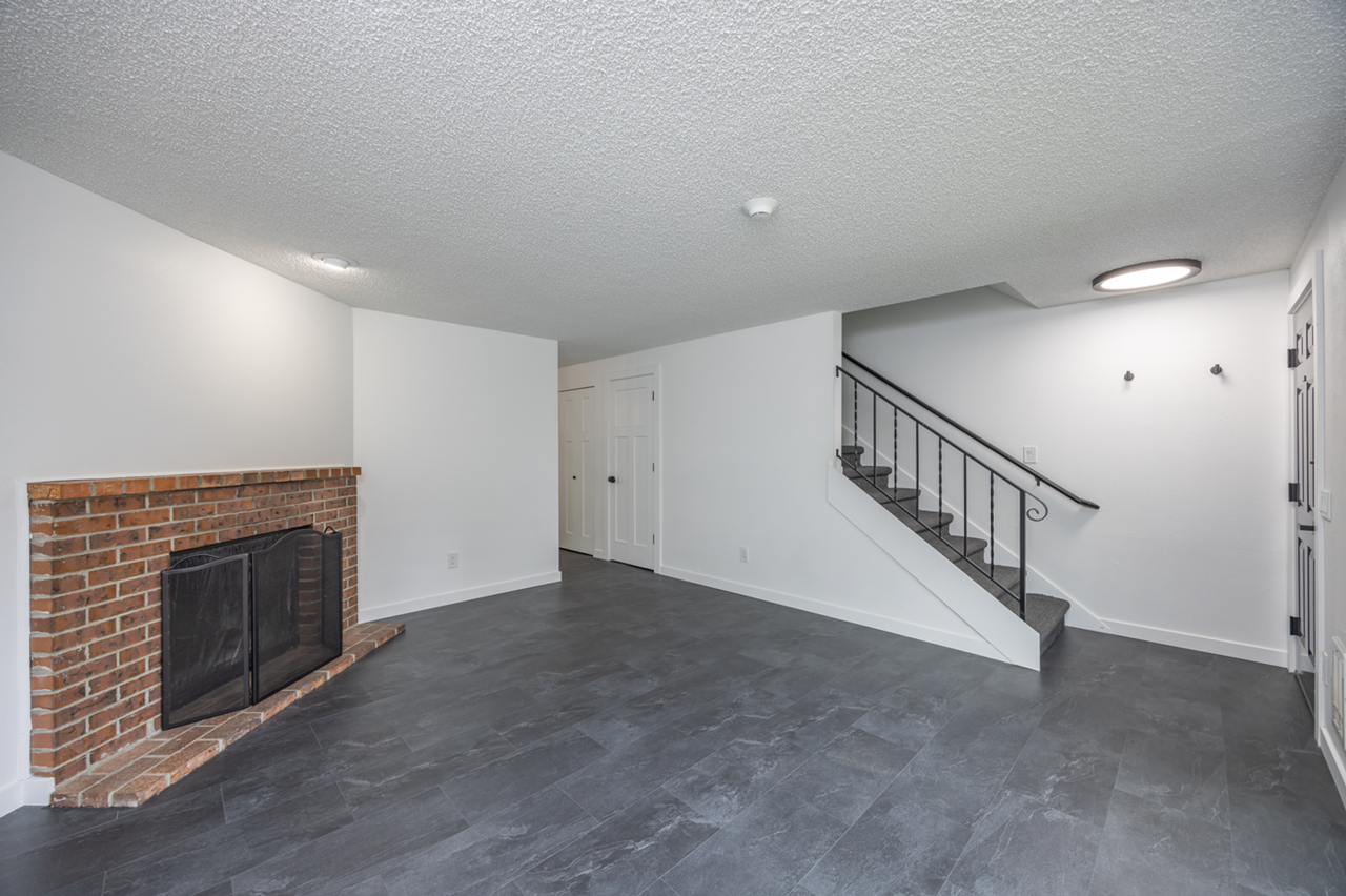 Crestview Townhomes | 2 x 1.5  Townhouse w/ FREE PARKING - Photo 3 of 20