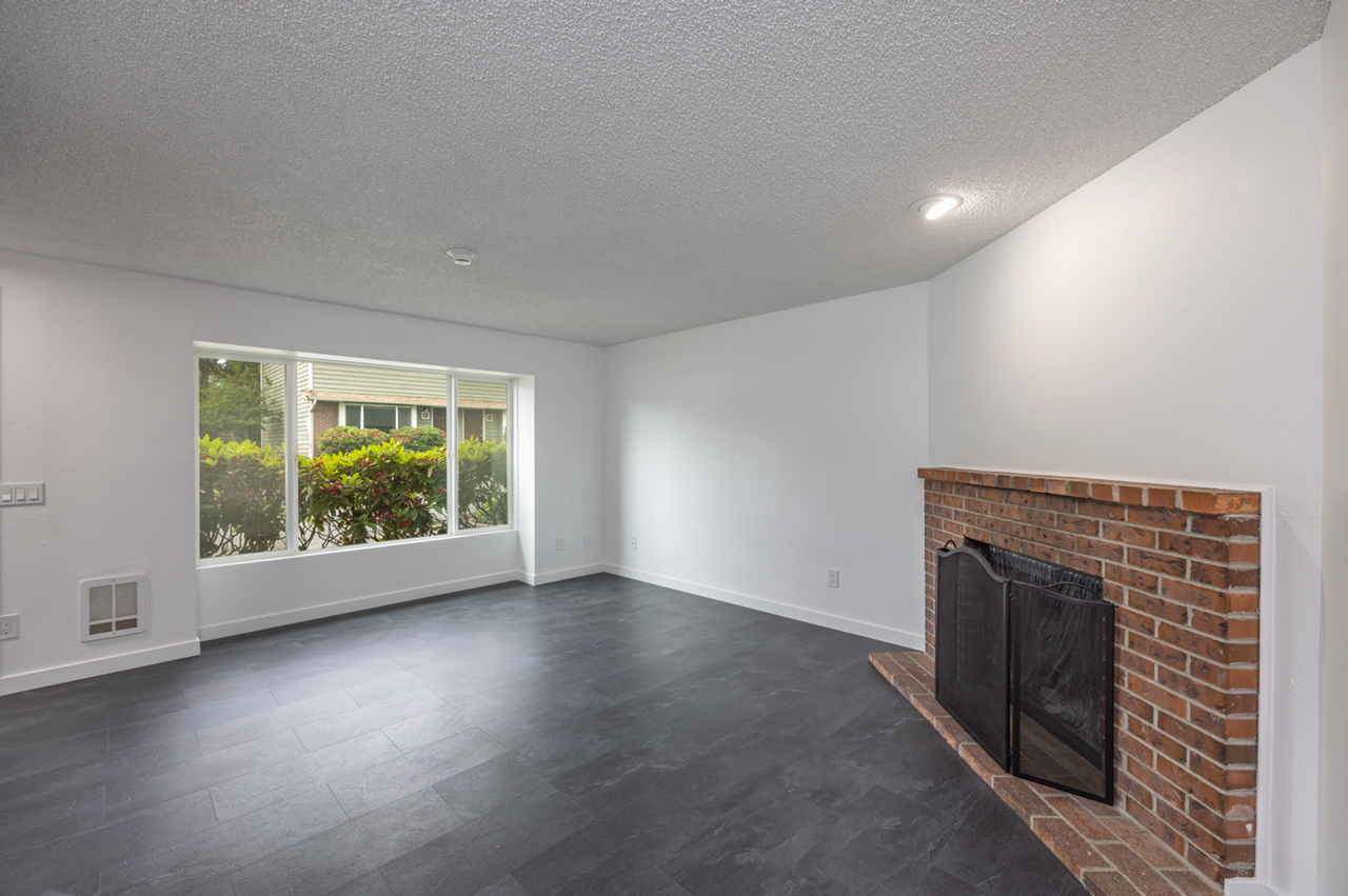 Crestview Townhomes | 2 x 1.5  Townhouse w/ FREE PARKING - Photo 4 of 20