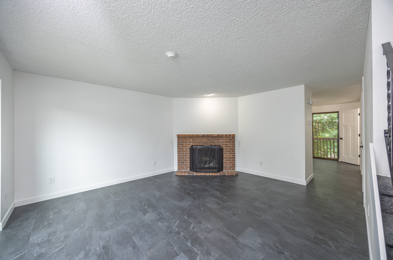 Crestview Townhomes | 2 x 1.5  Townhouse w/ FREE PARKING - Photo 5 of 20