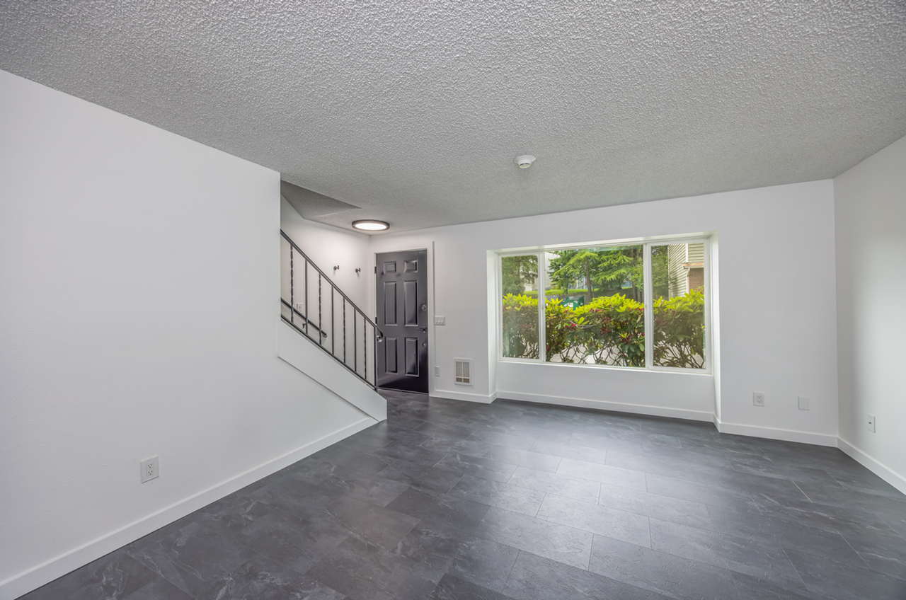 Crestview Townhomes | 2 x 1.5  Townhouse w/ FREE PARKING - Photo 6 of 20