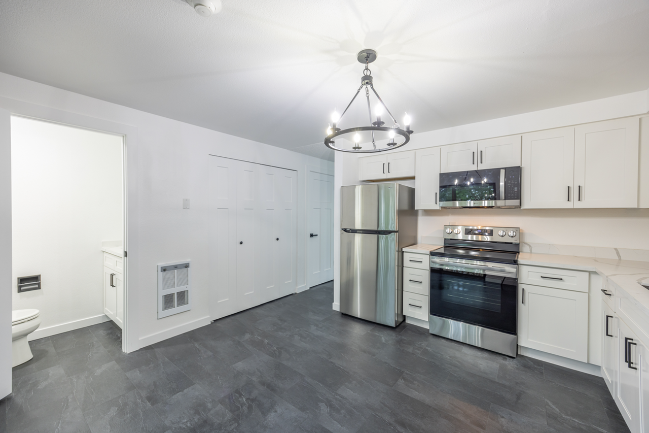 Crestview Townhomes | 2 x 1.5  Townhouse w/ FREE PARKING - Photo 7 of 20