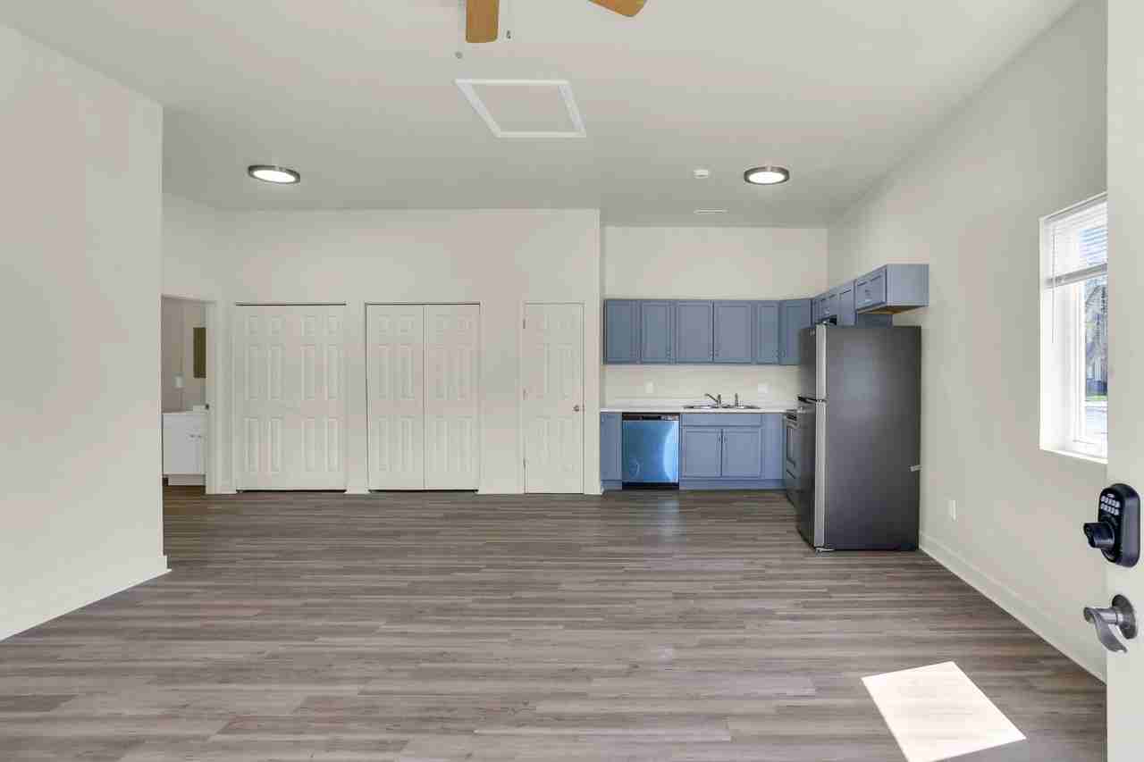 1905 N Cunningham Ave - Photo 3 of 25