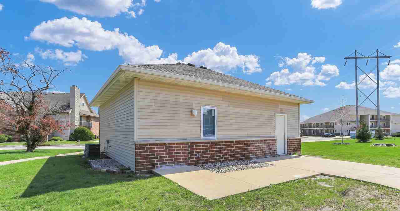 1905 N Cunningham Ave - Photo 5 of 25