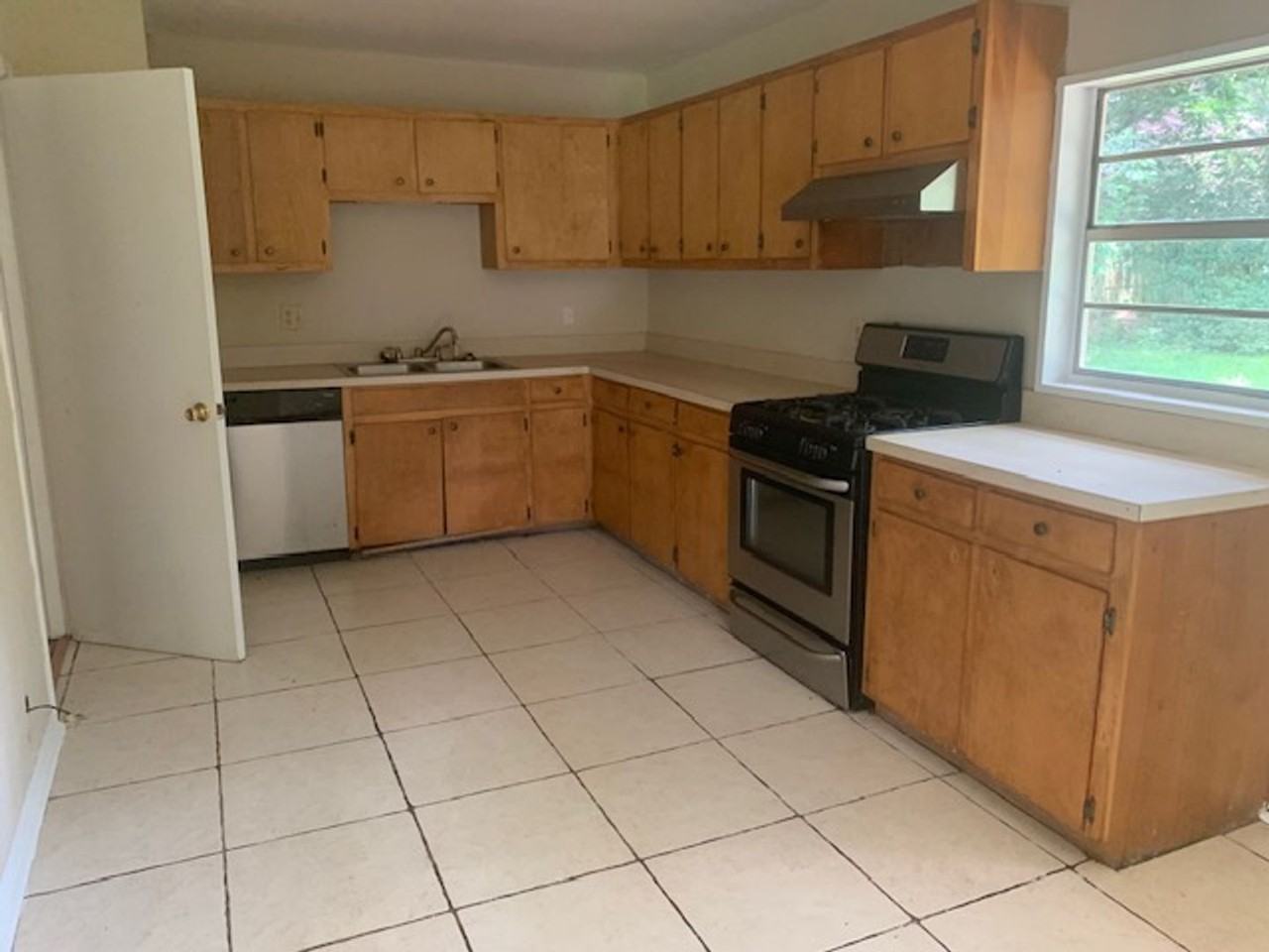 609 Wesley Ln W - Photo 2 of 4