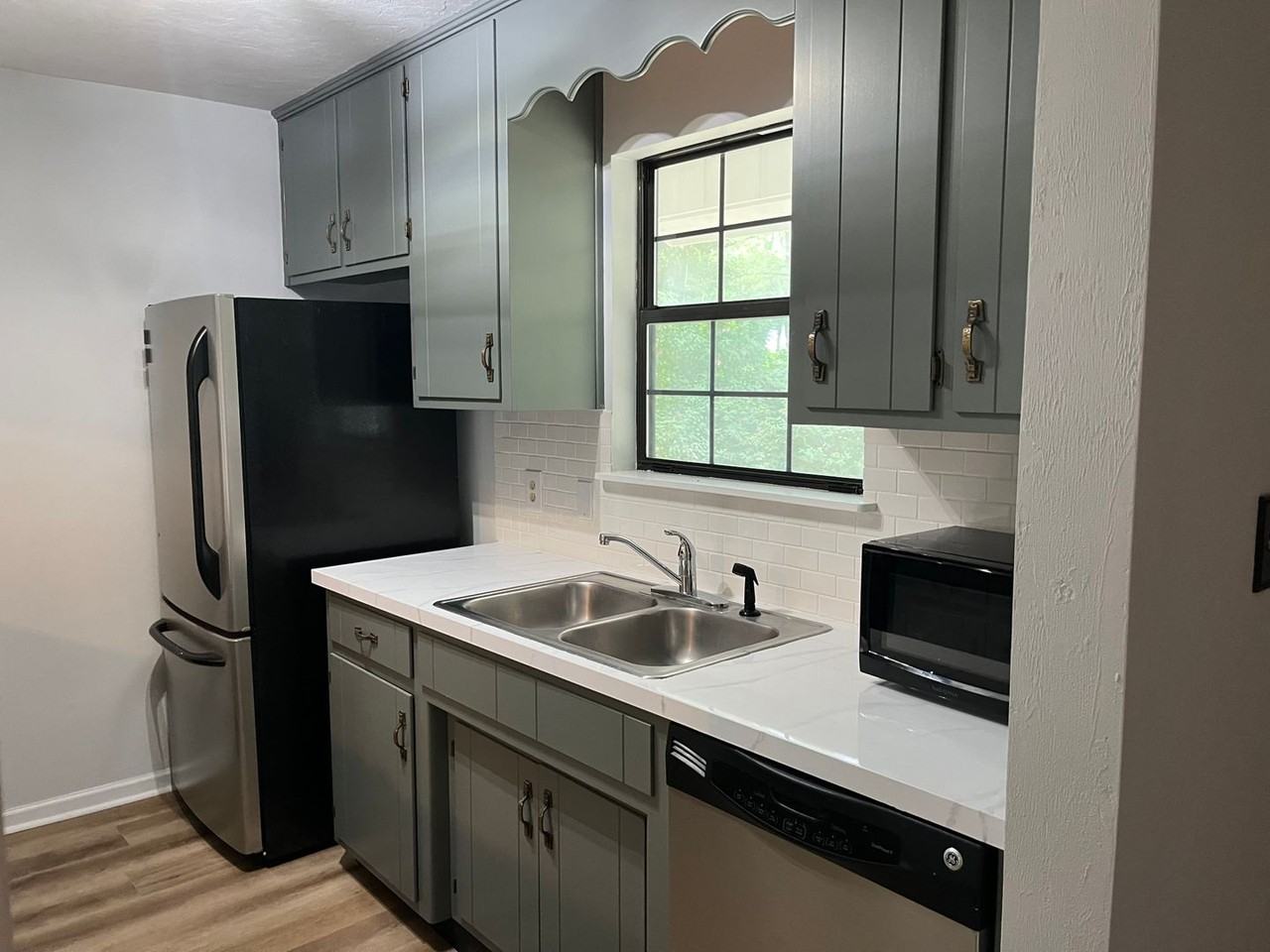 2560 Panther Creek Rd #B - Photo 3 of 31