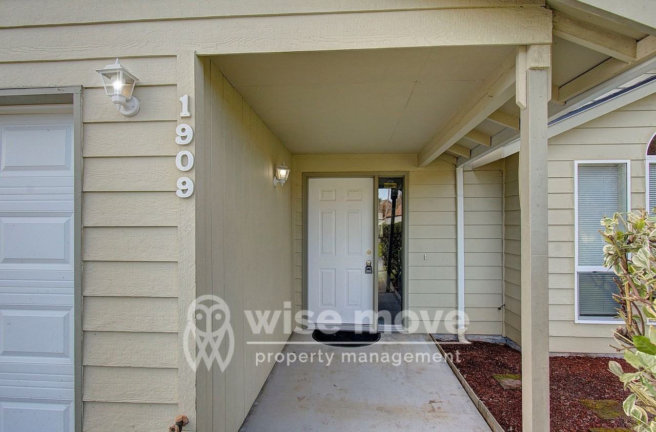 1909 Ne 154th St - Photo 4 of 31