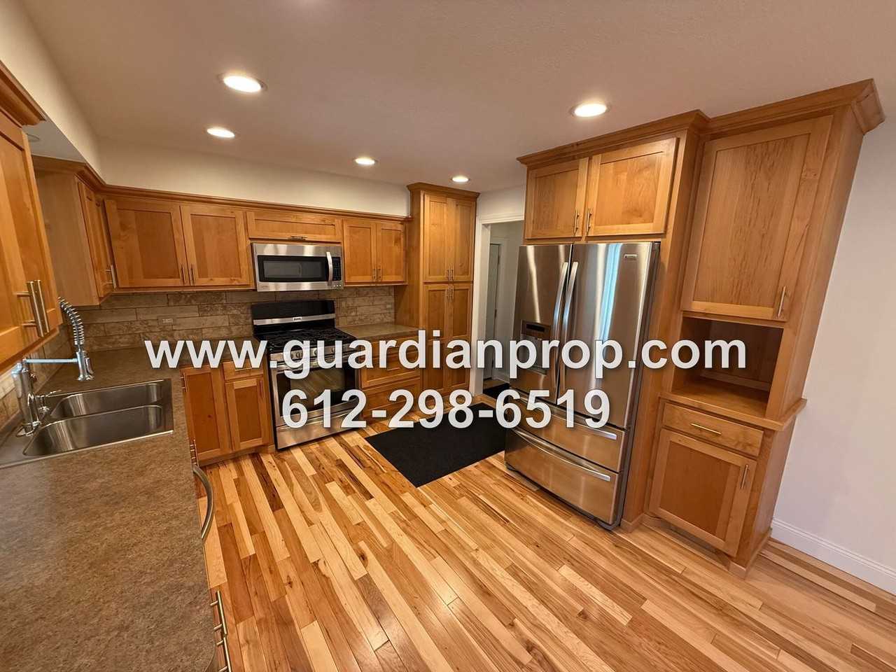 2202 Saint Croix St - Photo 5 of 28
