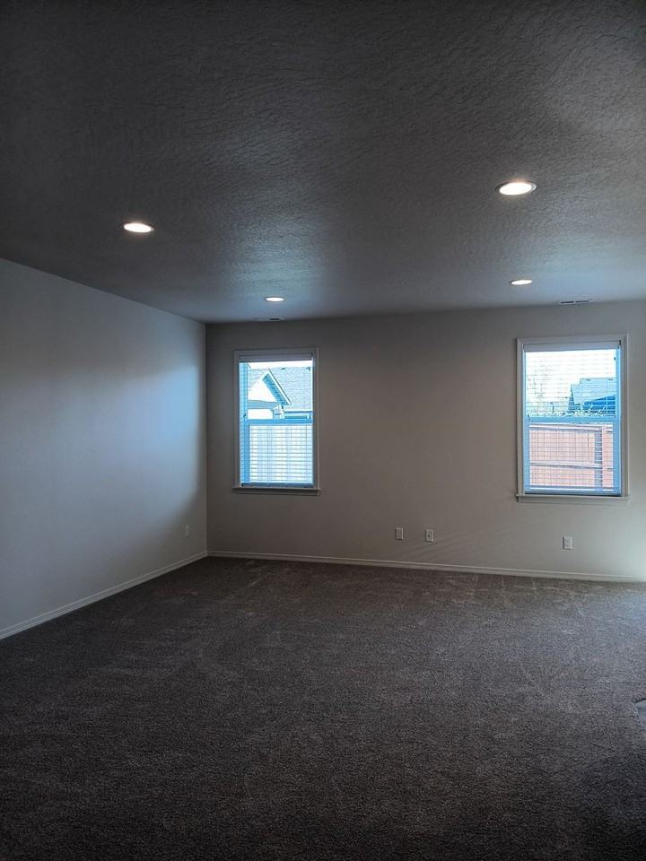 882 Ponderosa St - Photo 3 of 21