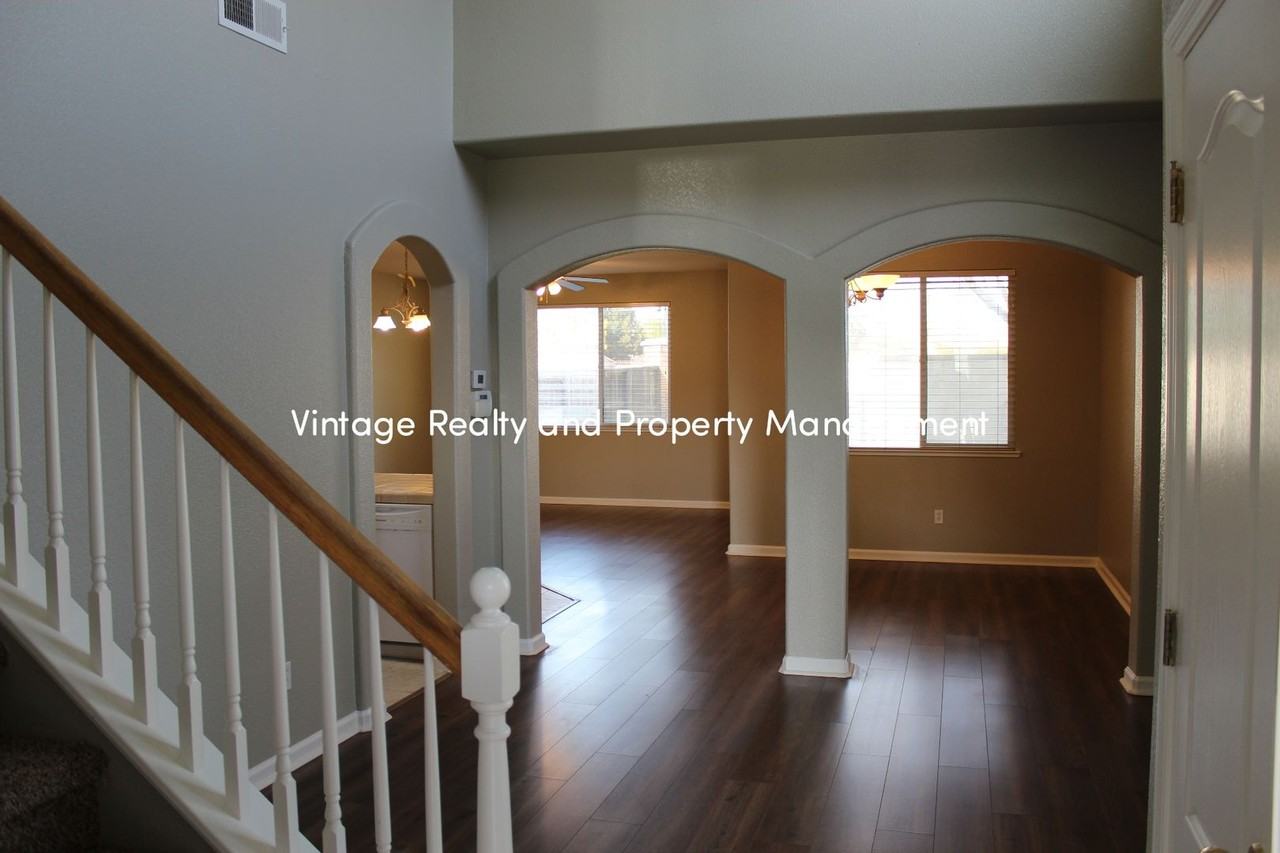 3153 English Oak Cir - Photo 2 of 17