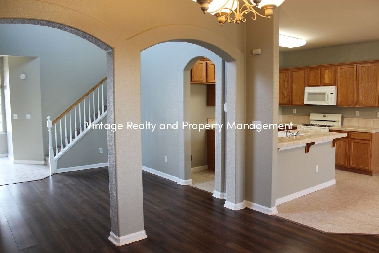 3153 English Oak Cir - Photo 3 of 17