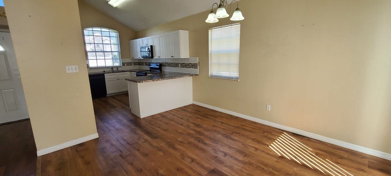 2411 Berkshire Ct - Photo 6 of 28