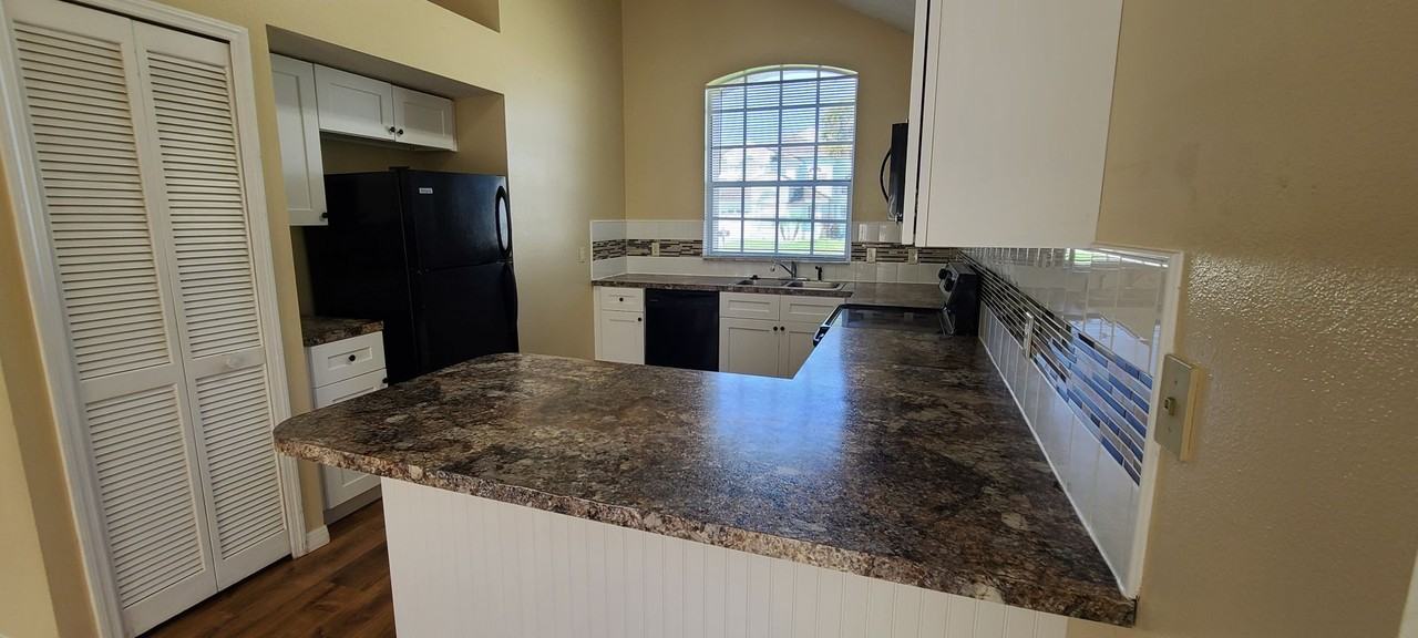 2411 Berkshire Ct - Photo 7 of 28