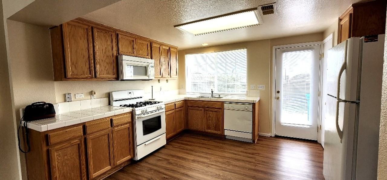 809 Daniels Ave - Photo 4 of 11