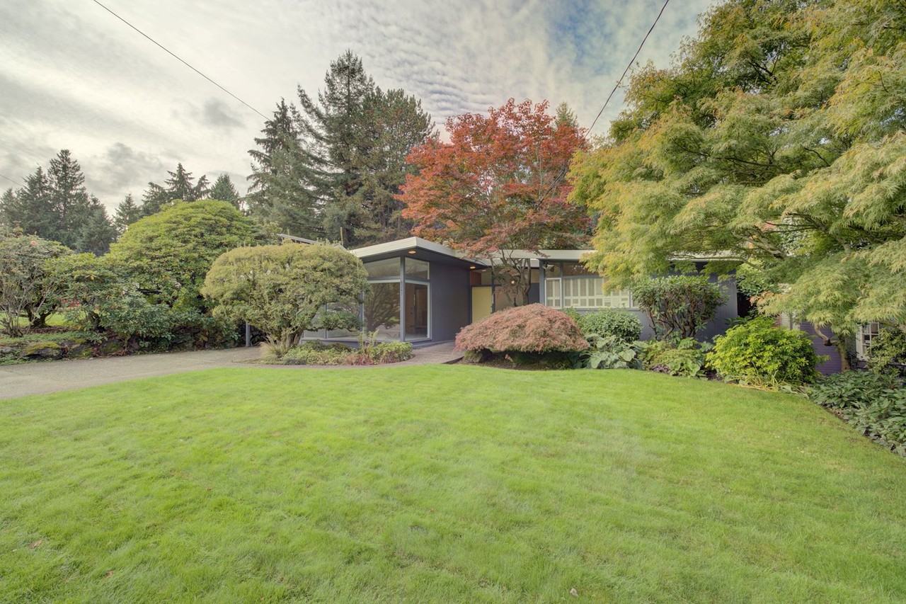 8241 45th Ave Ne - Photo 3 of 40