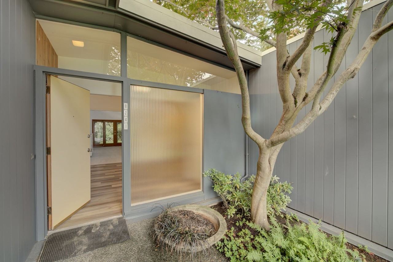 8241 45th Ave Ne - Photo 4 of 40