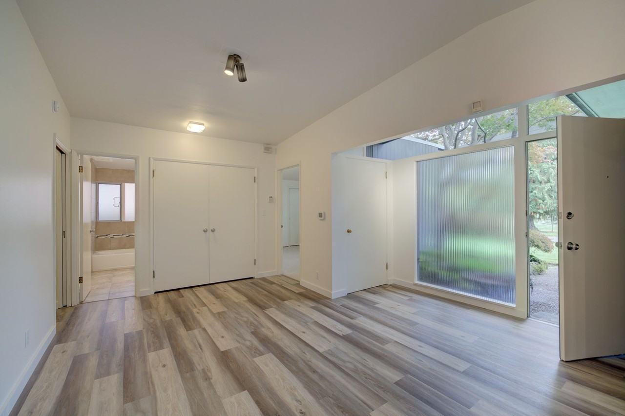 8241 45th Ave Ne - Photo 5 of 40