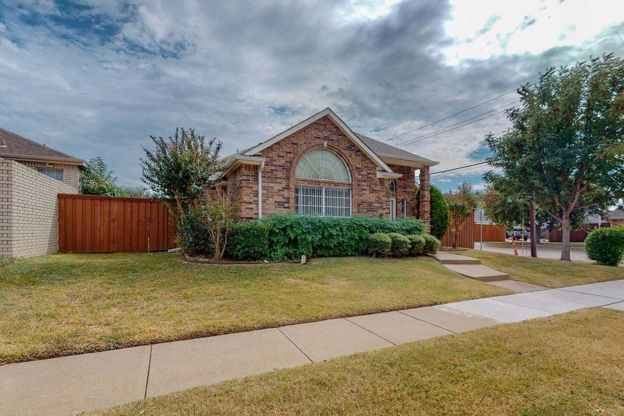 2702 Garden Springs Dr - Photo 2 of 36