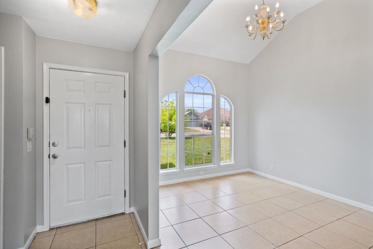 604 Maplecreek Dr - Photo 3 of 24