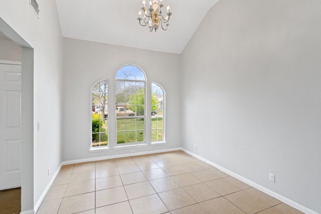 604 Maplecreek Dr - Photo 4 of 24