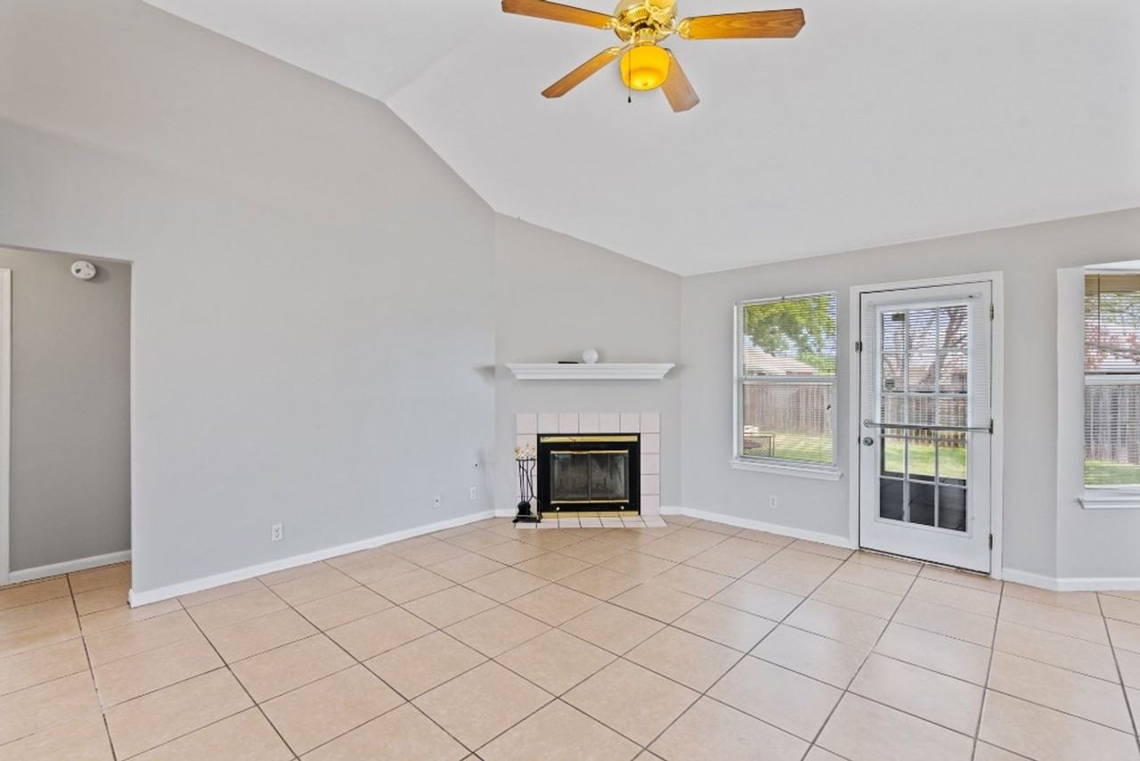 604 Maplecreek Dr - Photo 6 of 24