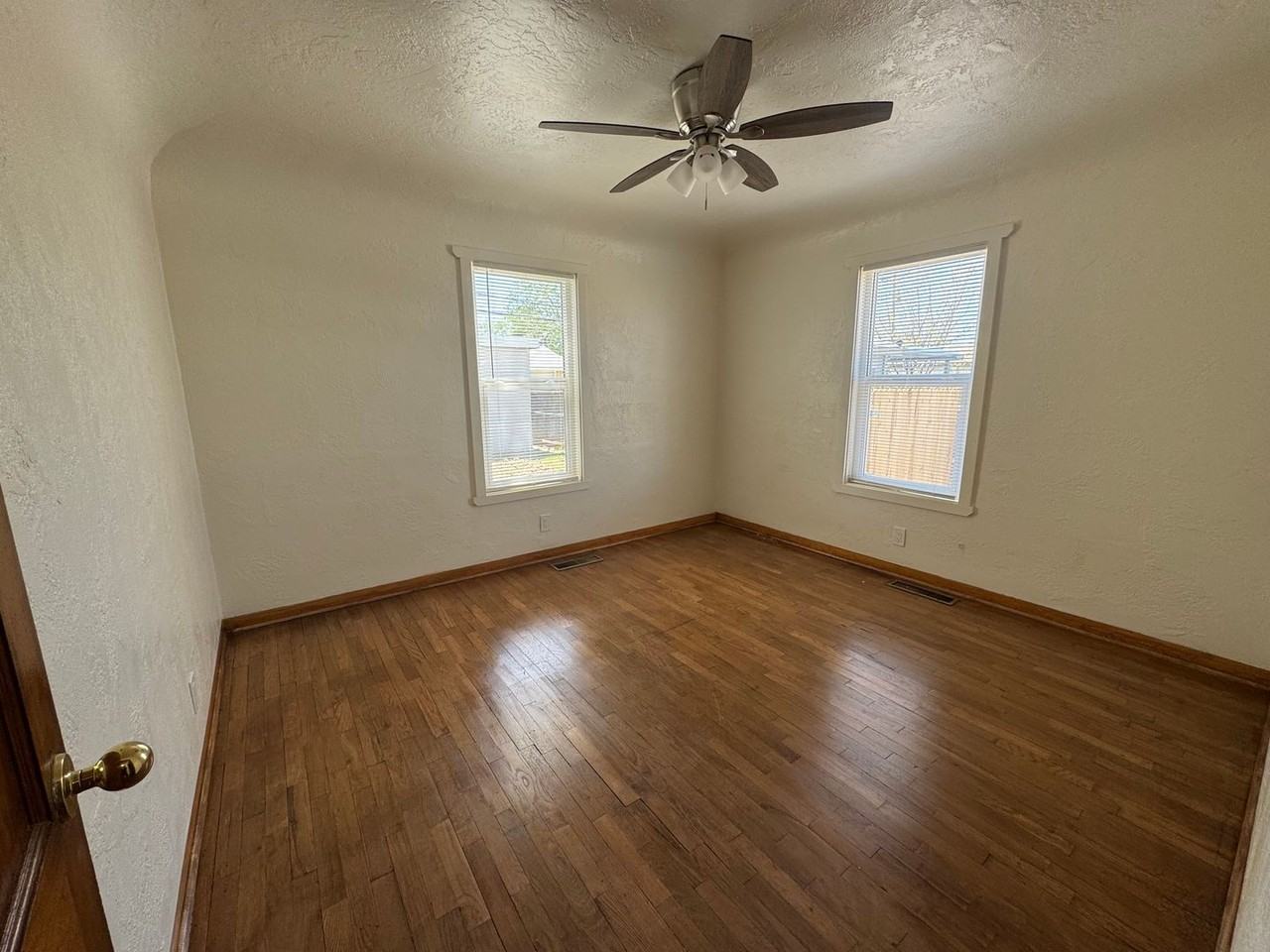 1604 W Juniper St - Photo 3 of 11
