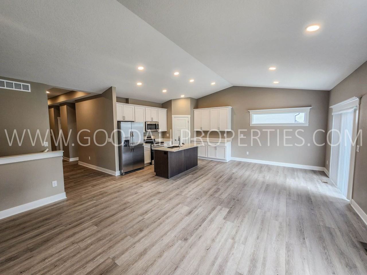 650 Nw Rosemont Dr - Photo 2 of 17