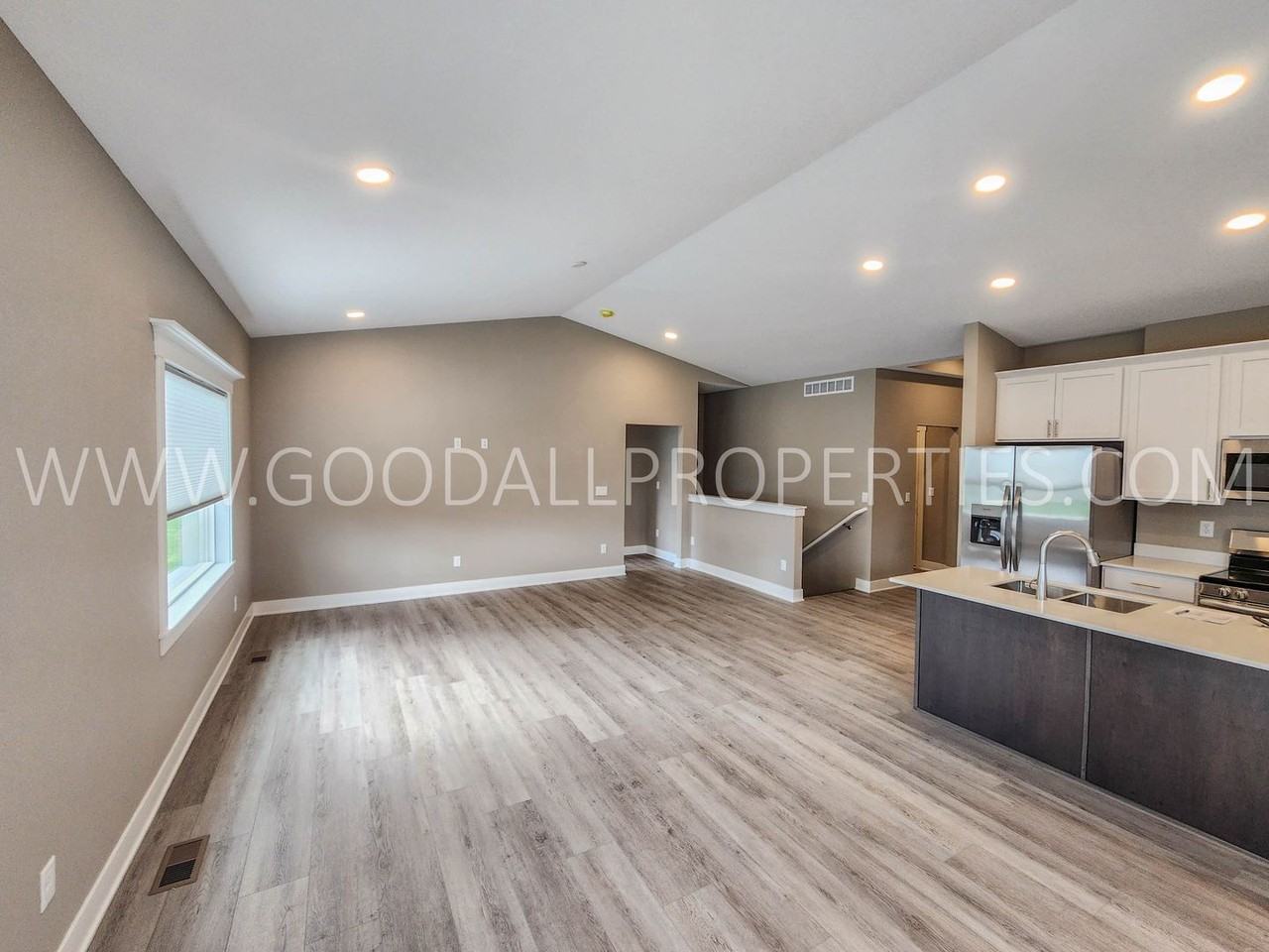 650 Nw Rosemont Dr - Photo 4 of 17