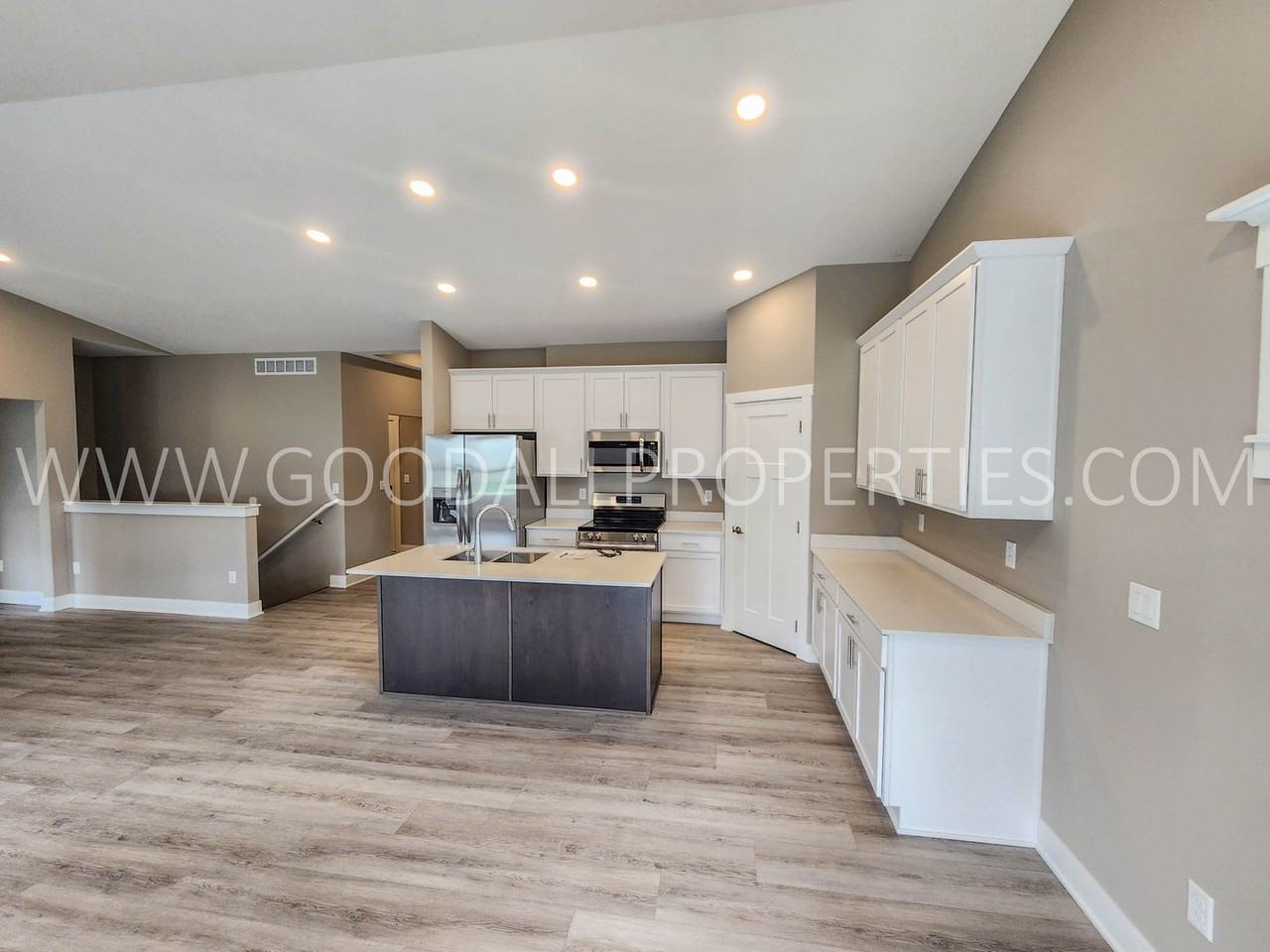 650 Nw Rosemont Dr - Photo 5 of 17