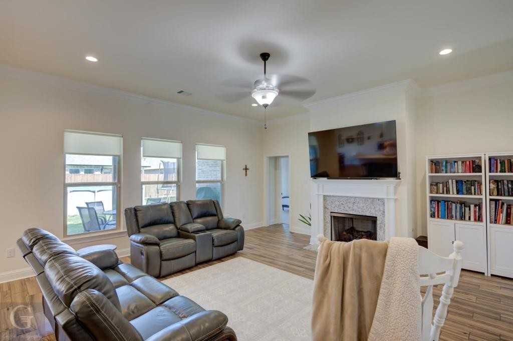 725 Esau Ave - Photo 4 of 23