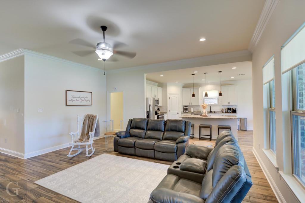 725 Esau Ave - Photo 5 of 23