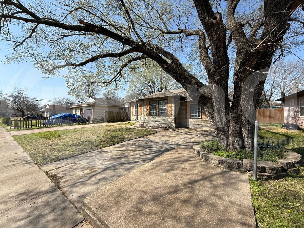 1539 Yucca Dr - Photo 2 of 21