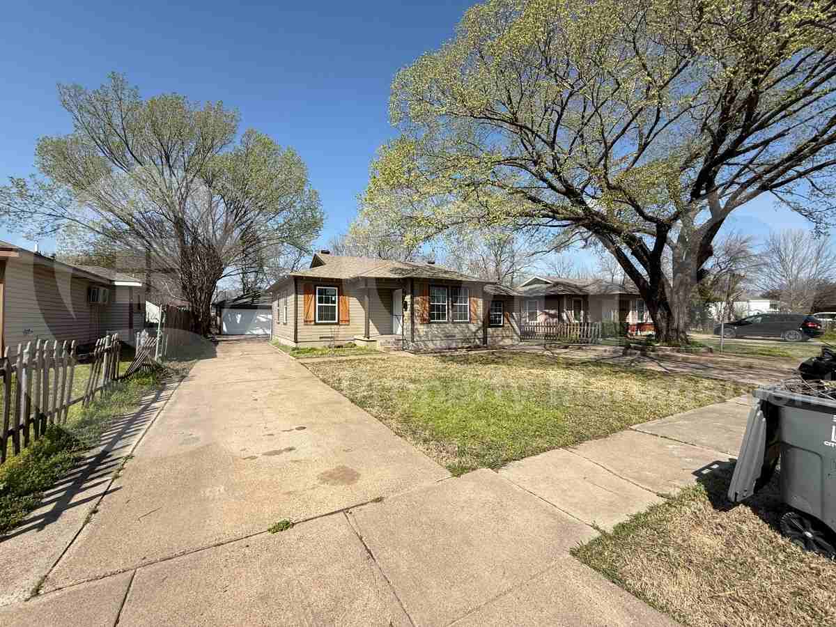 1539 Yucca Dr - Photo 3 of 21