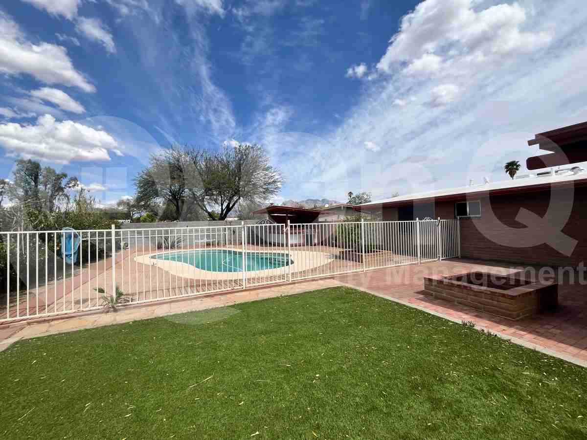 7809 N John Hancock Ave - Photo 3 of 28