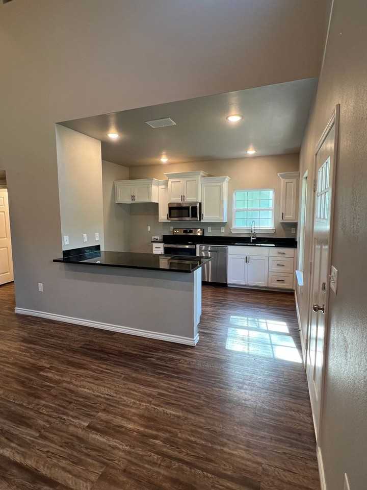 2515 W Harold St - Photo 2 of 20