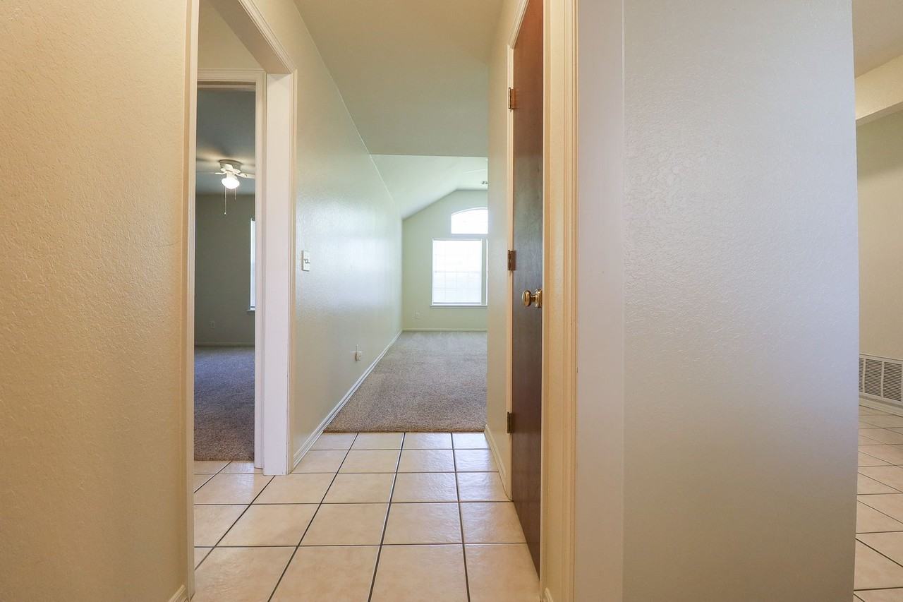 318 E Will Rogers Blvd - Photo 3 of 19