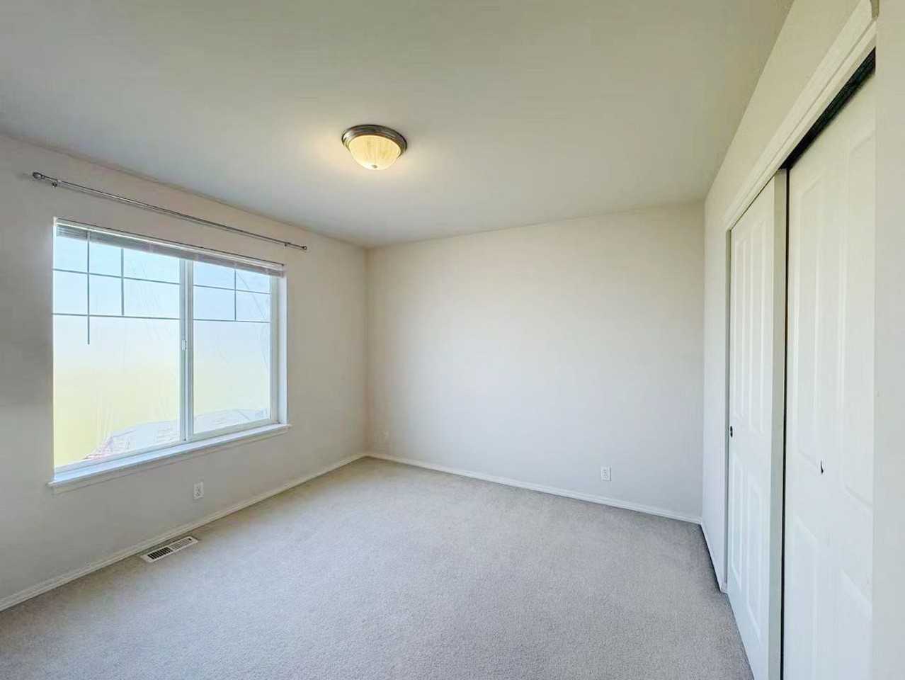 18949 Ne 68th St - Photo 3 of 13